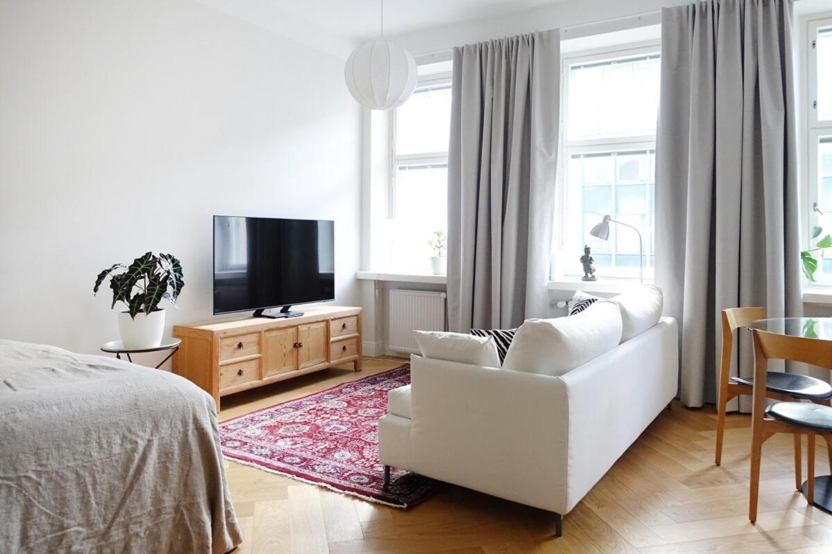Apartment Stylish Design Next To The Parliament House *